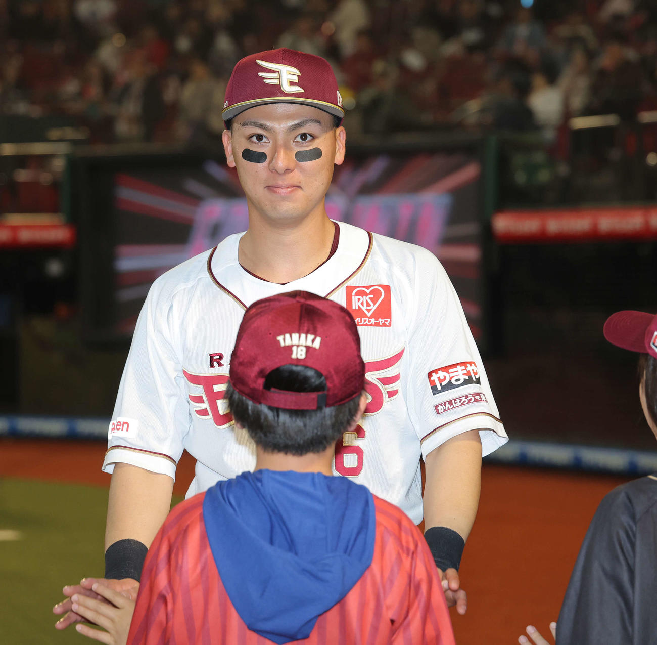 楽天対ロッテ　ロッテに勝利し、子どもたちとタッチを交わす楽天村林（撮影・河田真司）