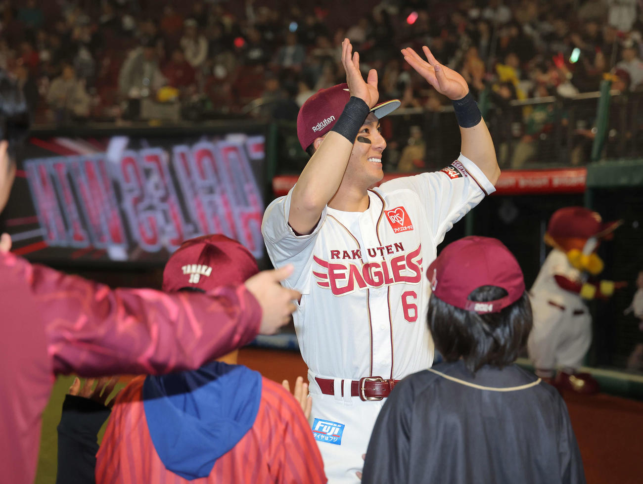 楽天対ロッテ　ロッテに勝利し、観客の声援に応える楽天村林（撮影・河田真司）