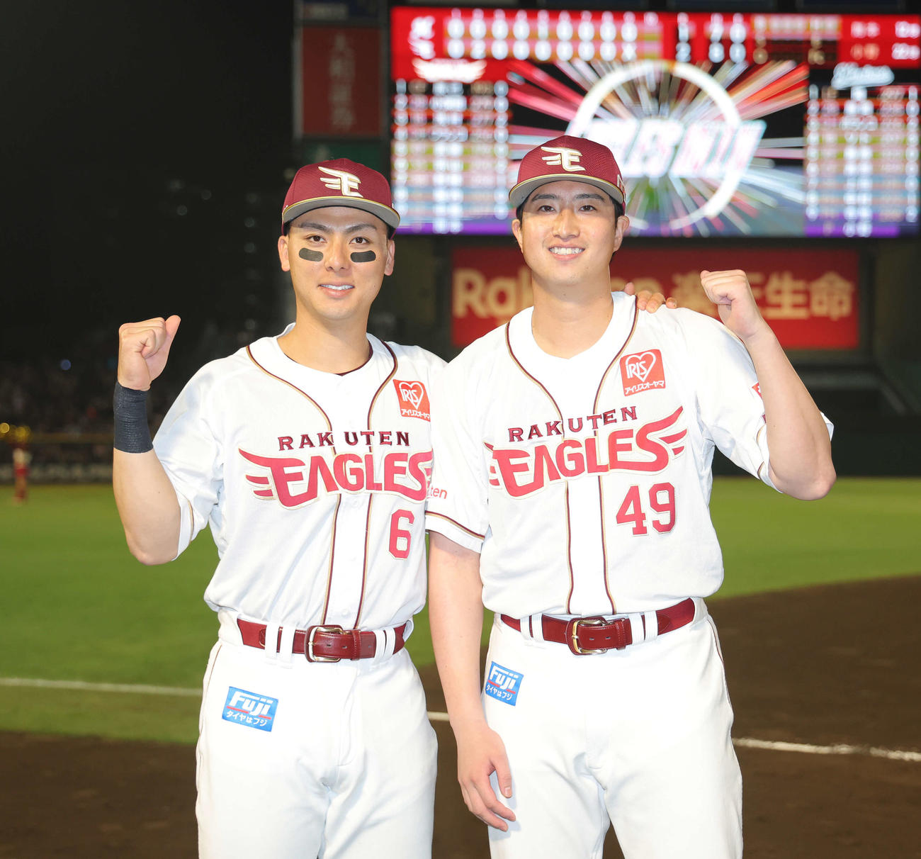 楽天対ロッテ　ロッテに勝利し、肩を組みガッツポーズで写真に納まる楽天村林（左）と西垣（撮影・河田真司）