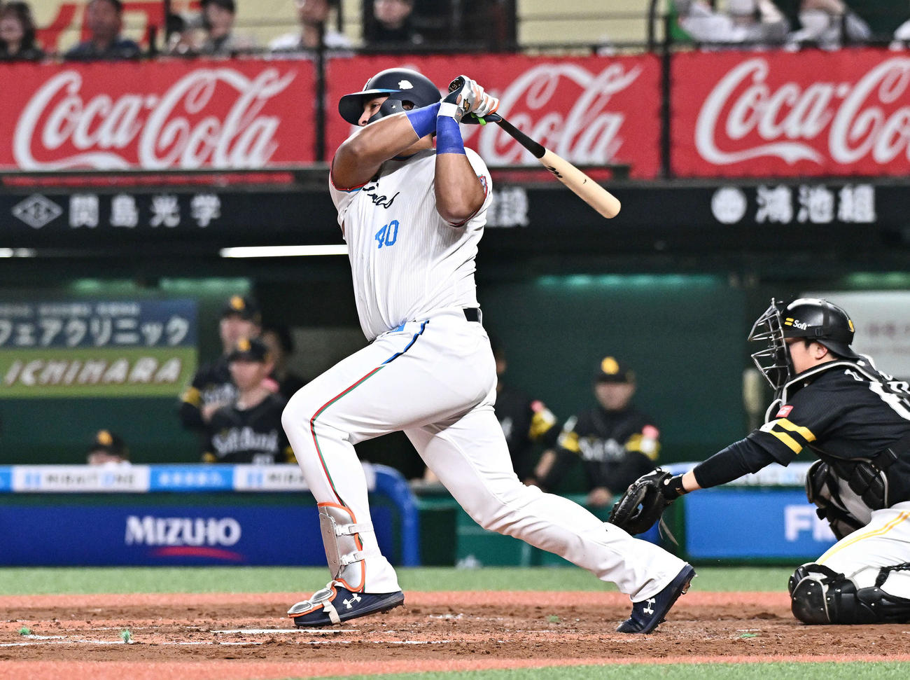 西武対ソフトバンク　3回裏西武2死一、二塁、セデーニョは左翼に先制適時打を放つ（撮影・滝沢徹郎）