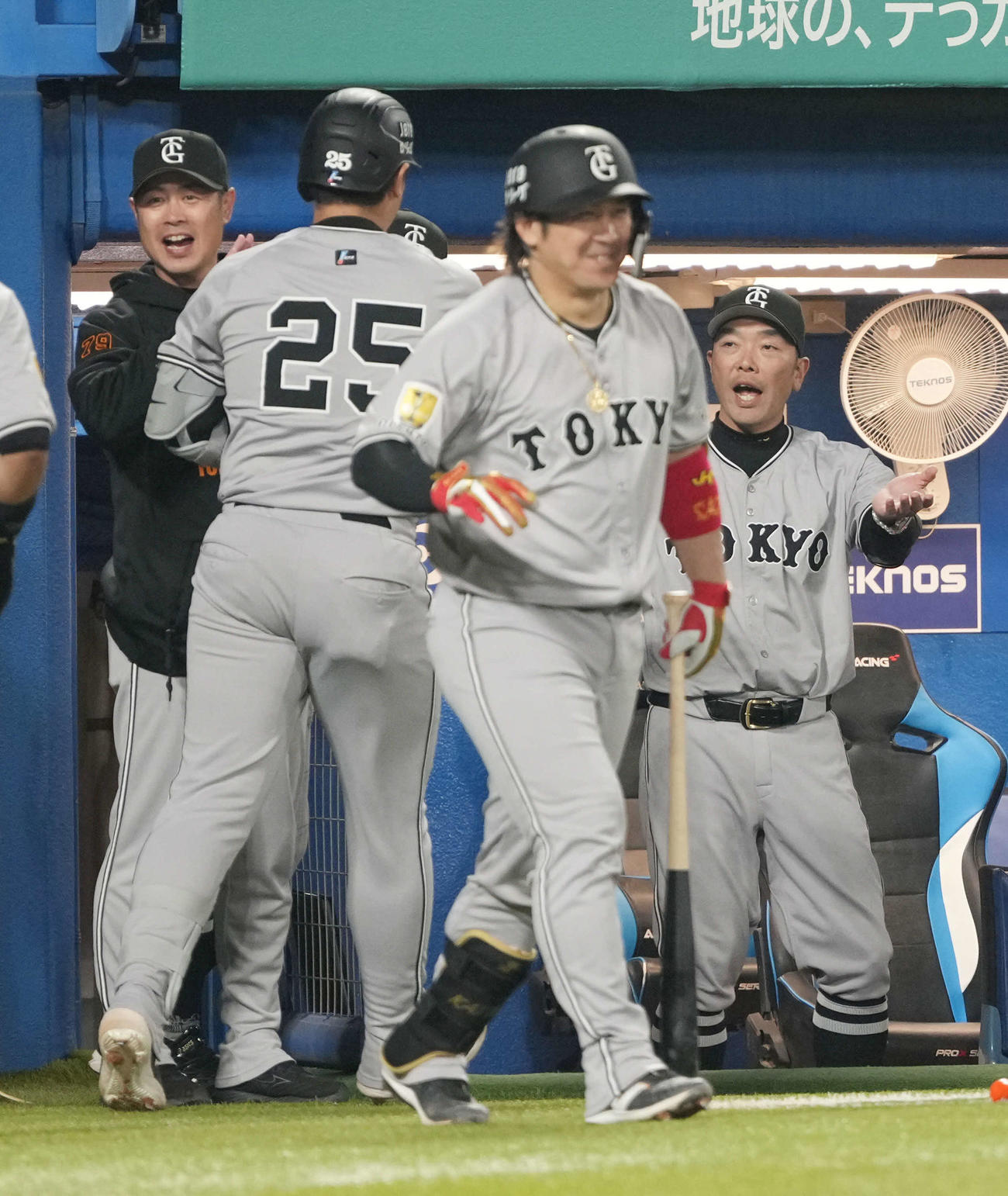 ヤクルト対巨人　6回表巨人2死一塁、岡本は中越えに2点本塁打を放ち阿部監督（右）の祝福を受ける（撮影・小沢裕）