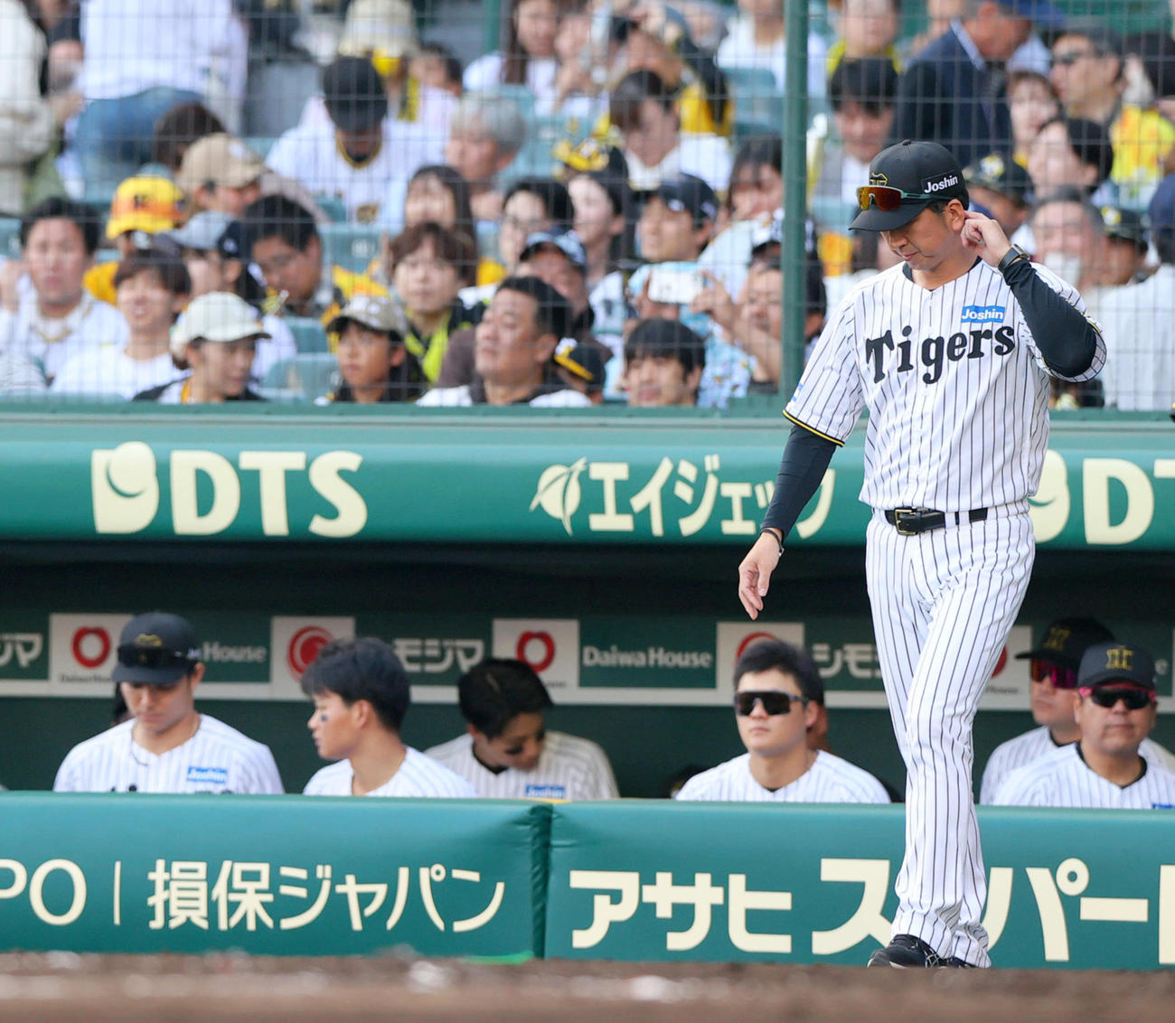 阪神対広島　広島に連敗した阪神藤川監督（手前）はうつむきながらグラウンドに出る（撮影・上山淳一）