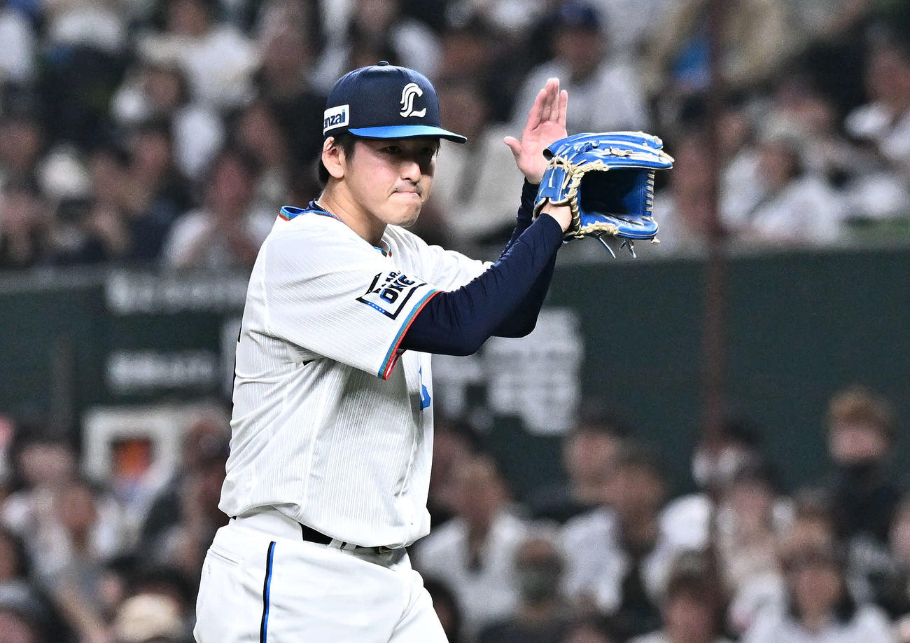 西武対ソフトバンク　1回表ソフトバンク2死、栗原を二ゴロに打ち取りグラブをたたく隅田（撮影・滝沢徹郎）