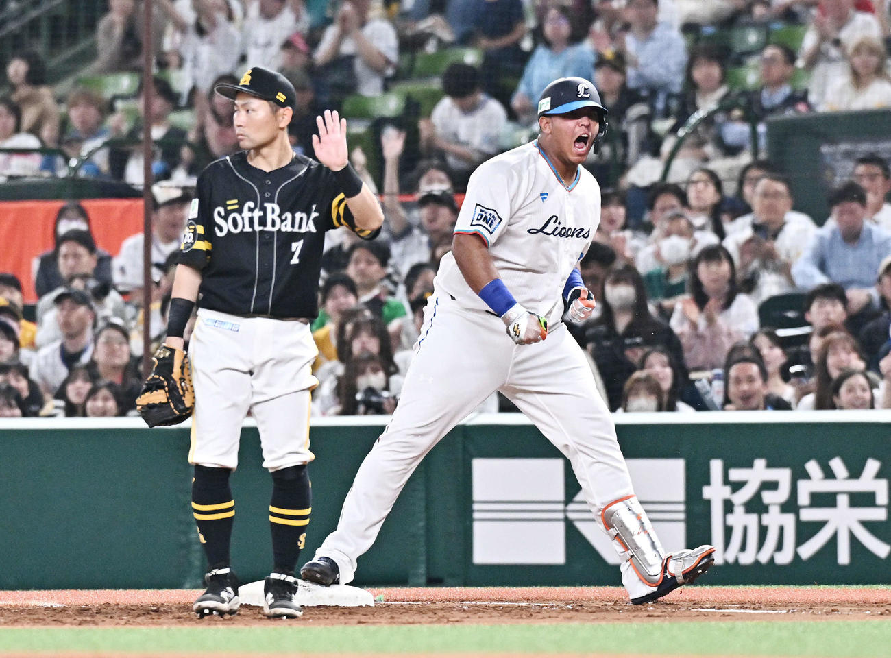西武対ソフトバンク　3回裏西武2死一、二塁、セデーニョ（右）は左翼に先制適時打を放ちベンチに向かって雄たけびを上げる。一塁手中村晃（撮影・滝沢徹郎）