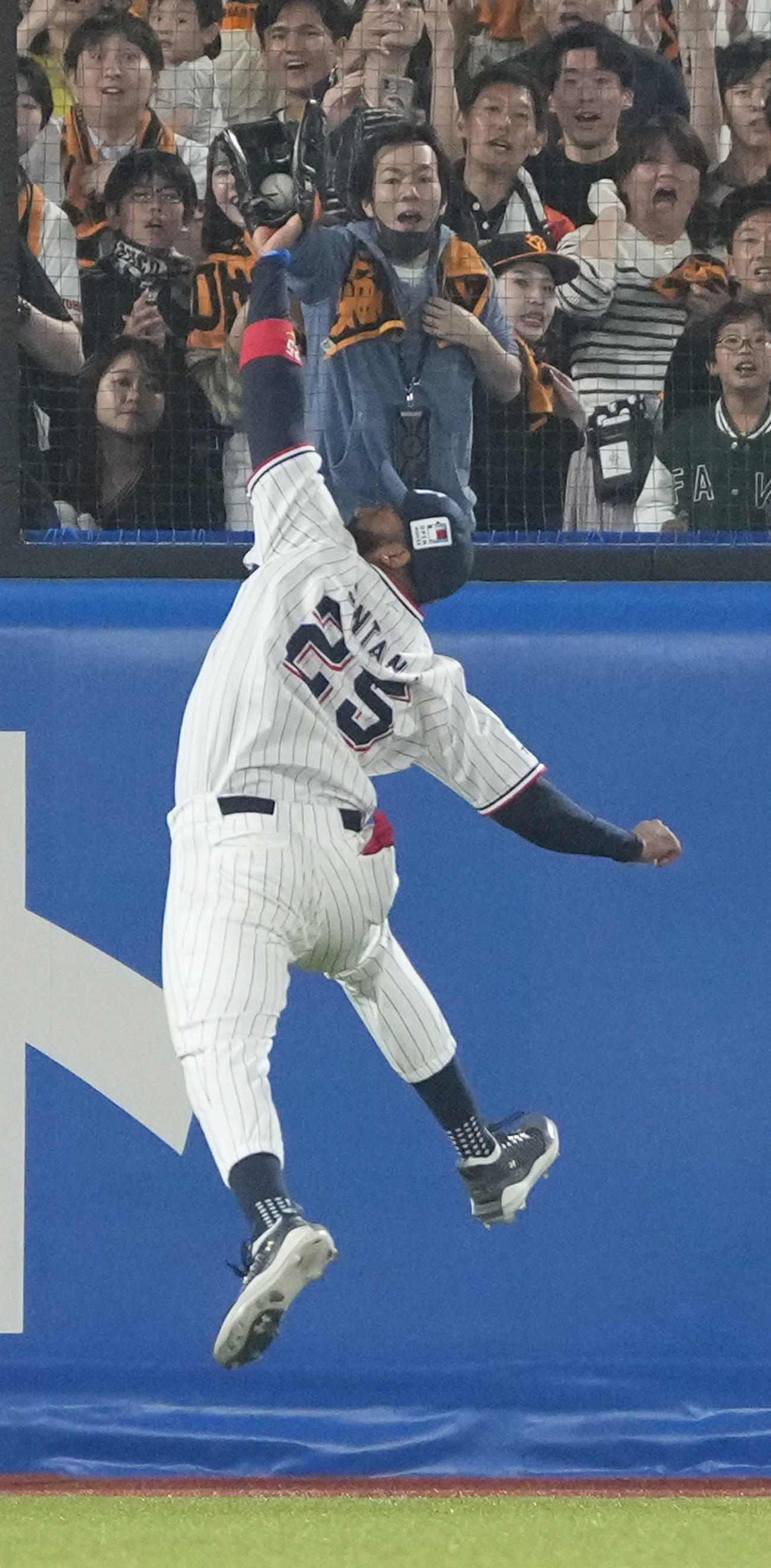 ヤクルト対巨人　7回表巨人2死一、二塁、ヤクルトのサンタナ左翼手は若林の打球をいったんは好捕するもボールがグラブからこぼれ落ちる（撮影・小沢裕）