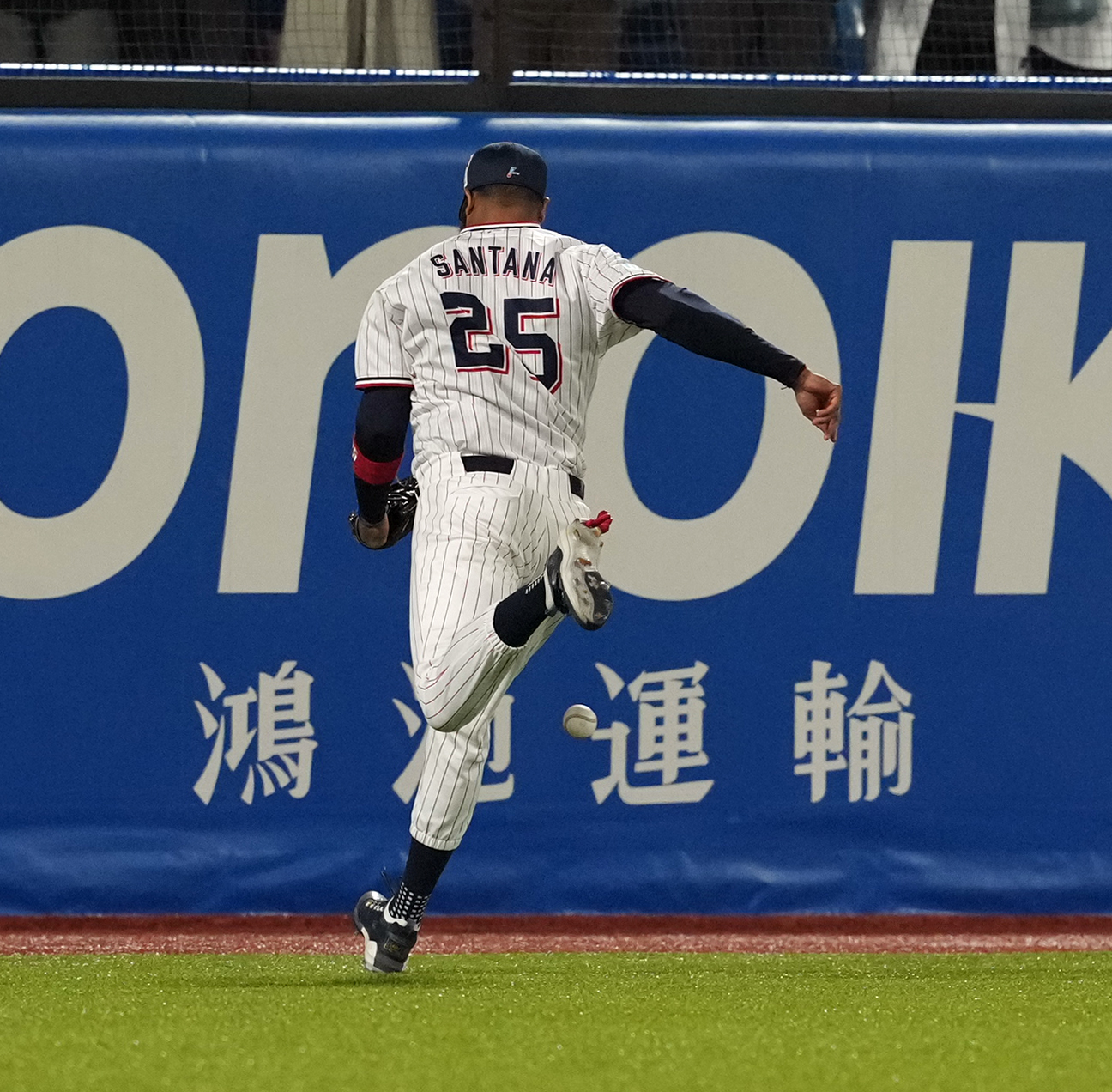 ヤクルト対巨人　7回表巨人2死一、二塁、若林の飛球を捕球するもグラブからこぼれ2点適時二塁打とする左翼手サンタナ（撮影・たえ見朱実）