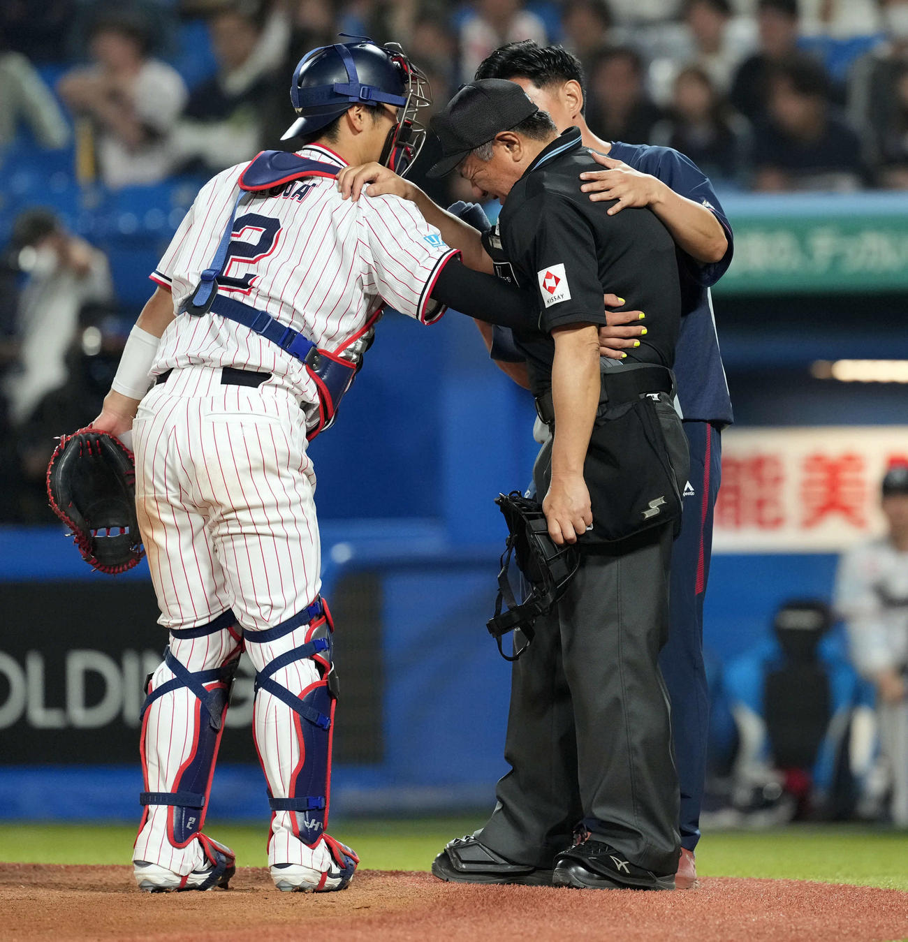 ヤクルト対巨人　8回表、アクシデントに見舞われる笠原球審（撮影・たえ見朱実）