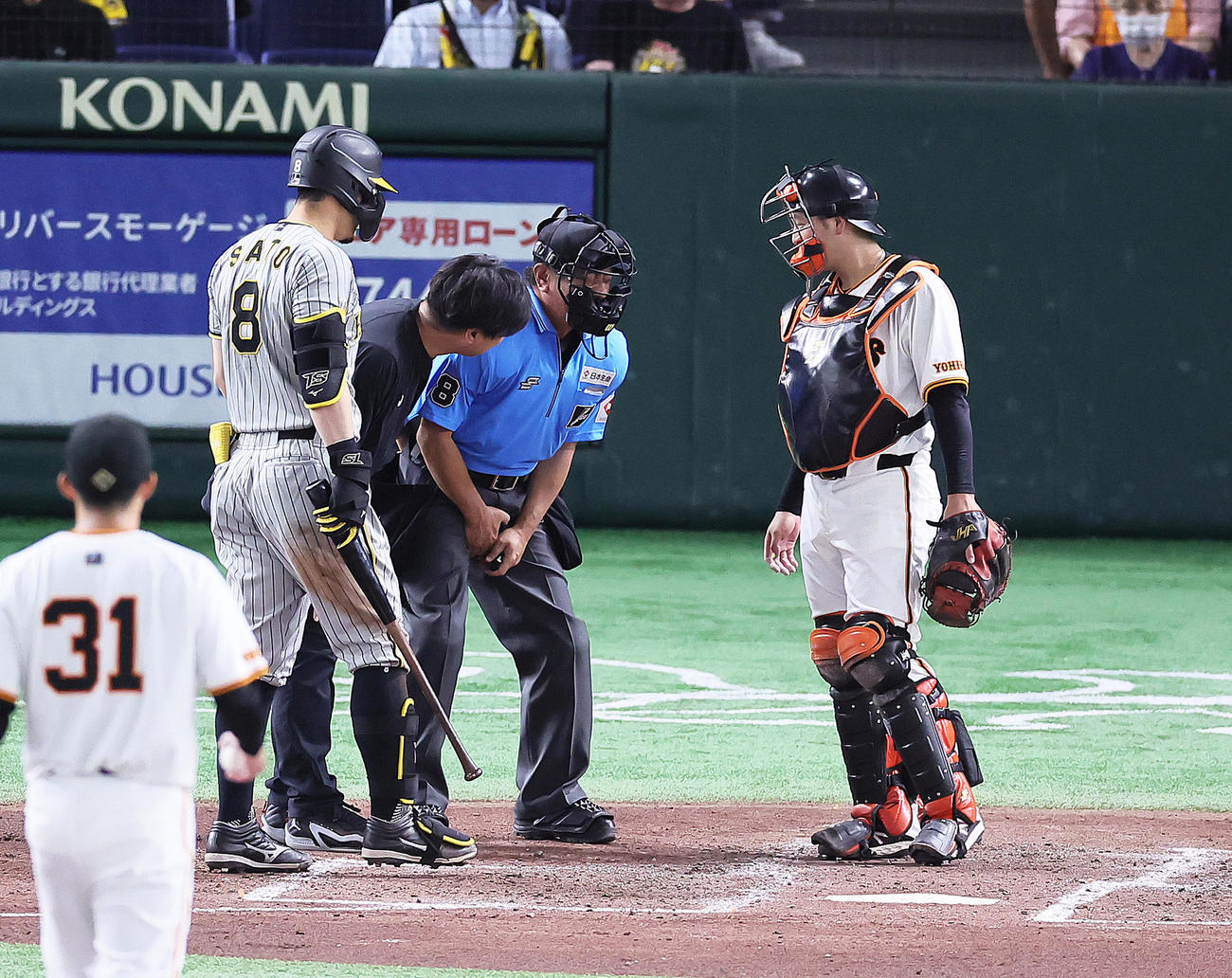 24年7月15日巨人対阪神戦の4回表、佐藤輝のファウルボールが笠原審判員に当たる