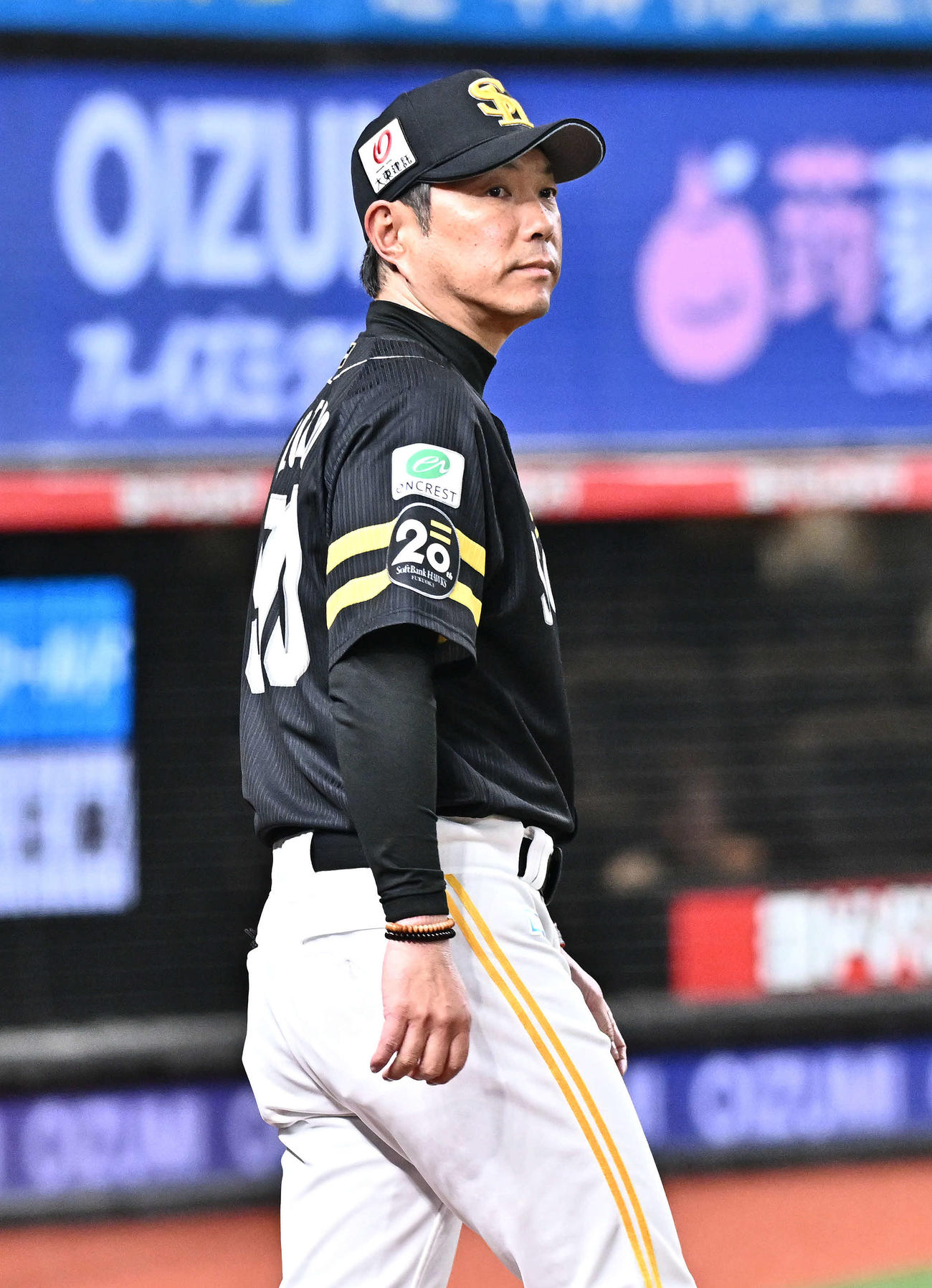 西武対ソフトバンク　交代を伝えるソフトバンク小久保監督（撮影・滝沢徹郎）