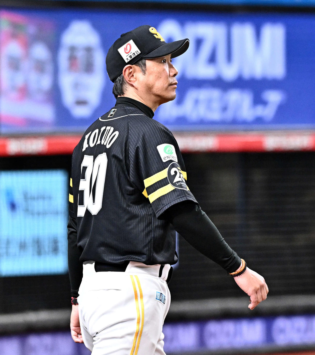 西武対ソフトバンク　交代を伝えるソフトバンク小久保監督（撮影・滝沢徹郎）