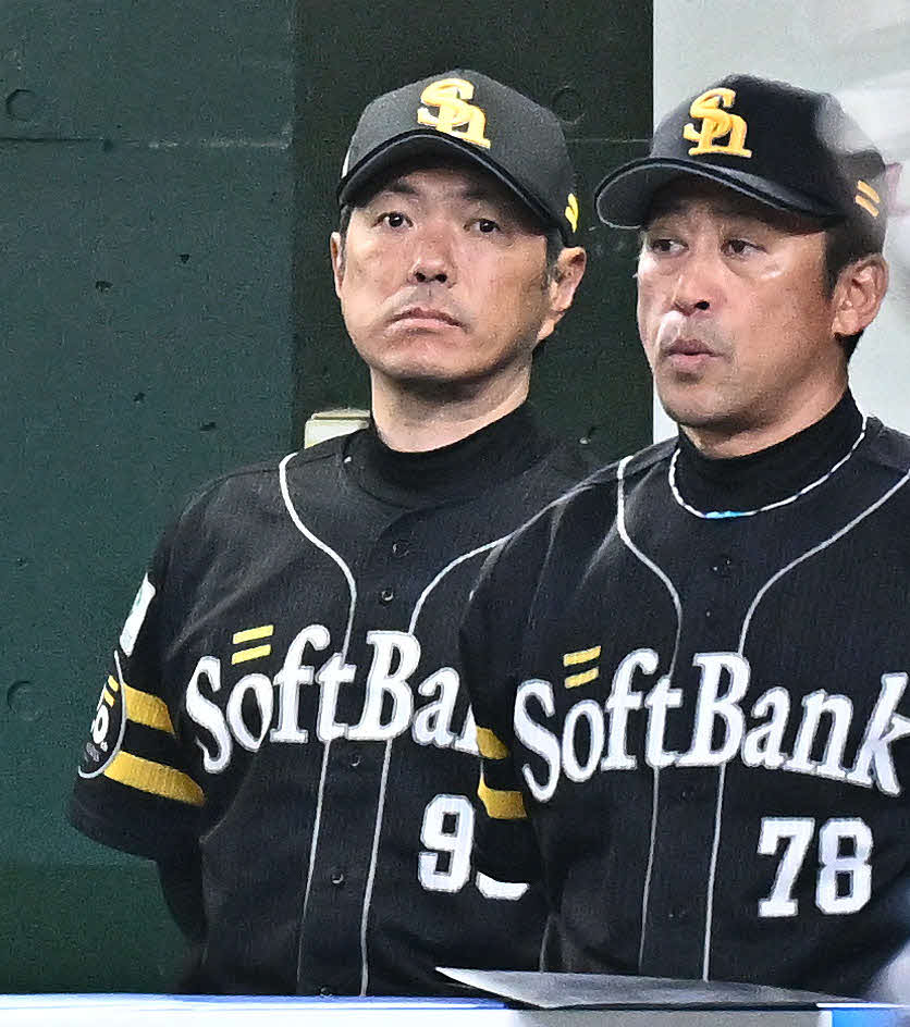 西武対ソフトバンク　戦況を見守るソフトバンク小久保監督（左）（撮影・滝沢徹郎）