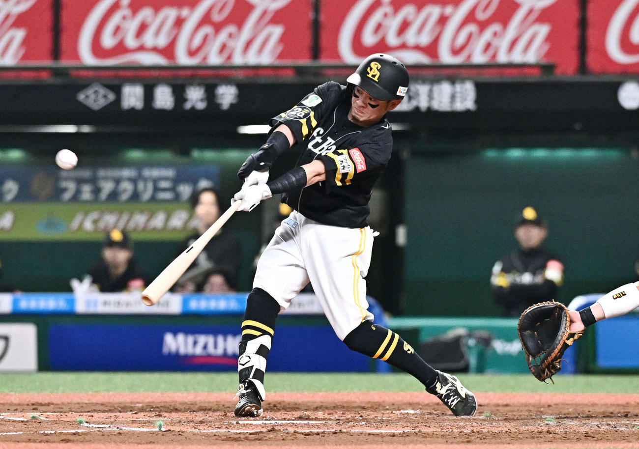 西武対ソフトバンク　3回表ソフトバンク無死、牧原大は左前打を放つ（撮影・滝沢徹郎）