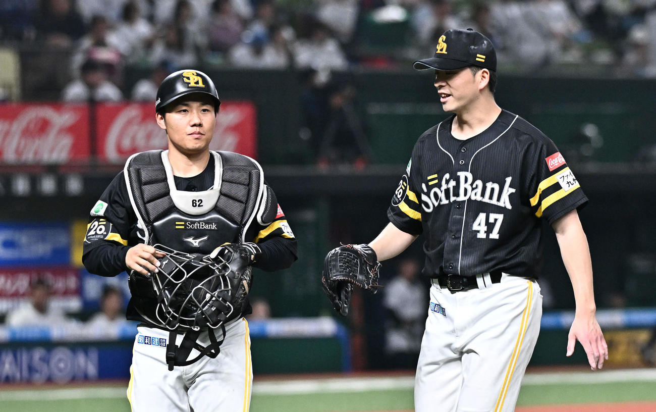 西武対ソフトバンク　4回裏を投げ終えたソフトバンク先発の大関（右）は海野と引き揚げる（撮影・滝沢徹郎）