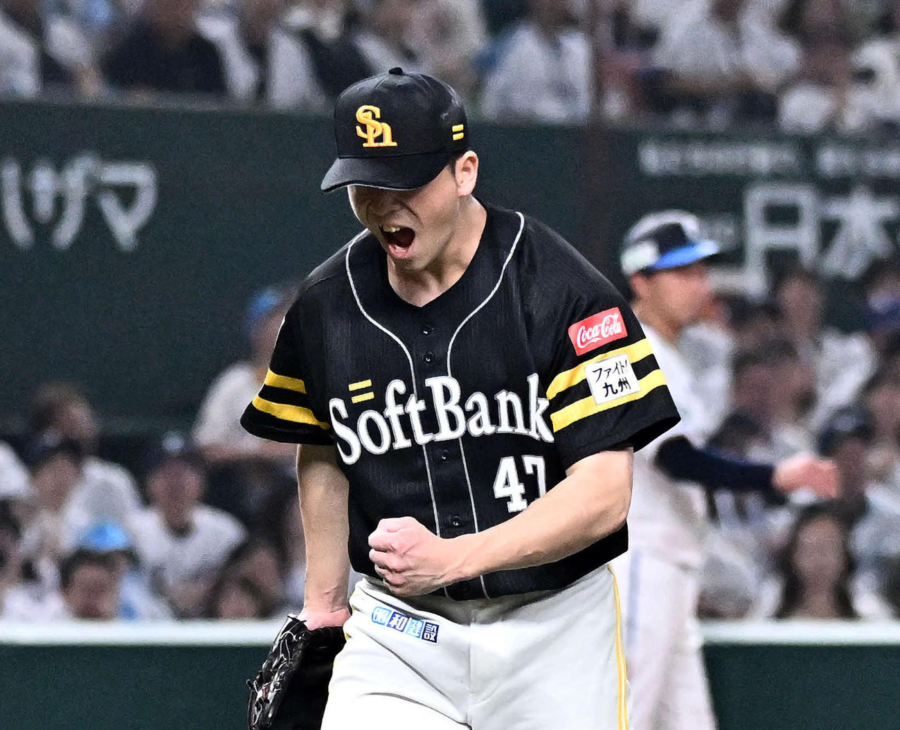 西武対ソフトバンク　6回裏西武2死一、二塁、古賀悠を三ゴロに仕留め雄たけびを上げる大関（撮影・滝沢徹郎）