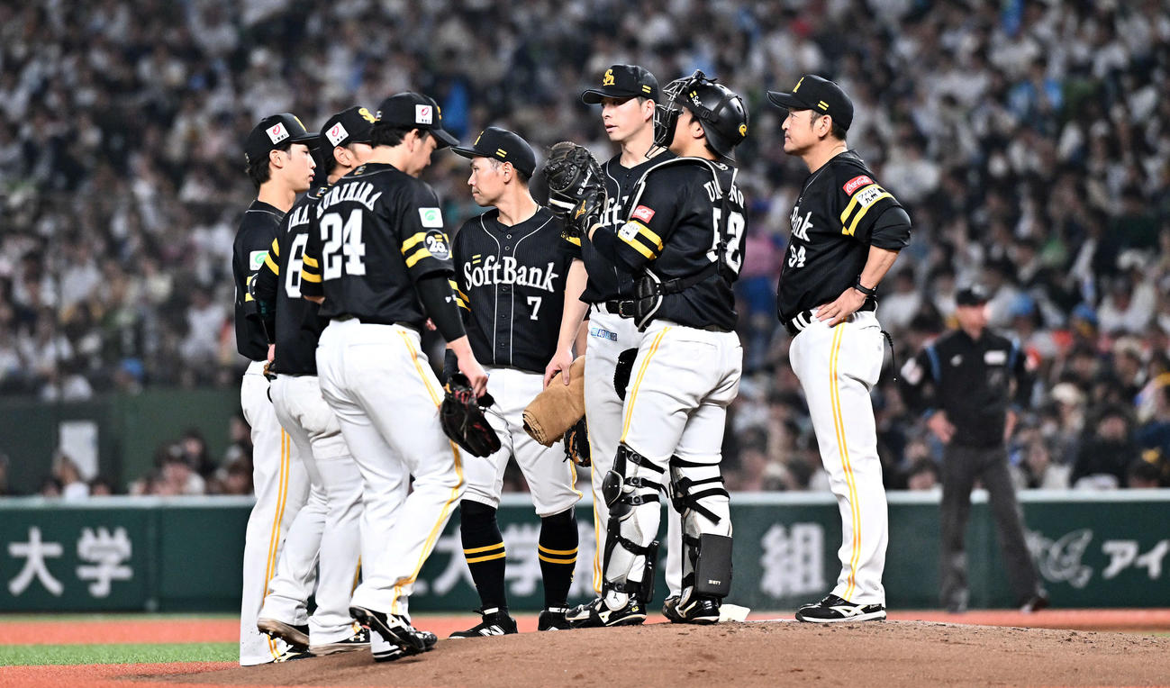 西武対ソフトバンク　3回裏西武2死一、二塁、セデーニョに先制適時打を許した大関（右から3人目）のもとに集まるナイン（撮影・滝沢徹郎）