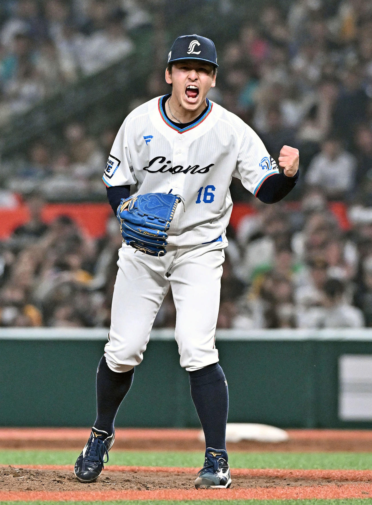 西武対ソフトバンク　完封勝ちしガッツポーズする西武隅田（撮影・滝沢徹郎）