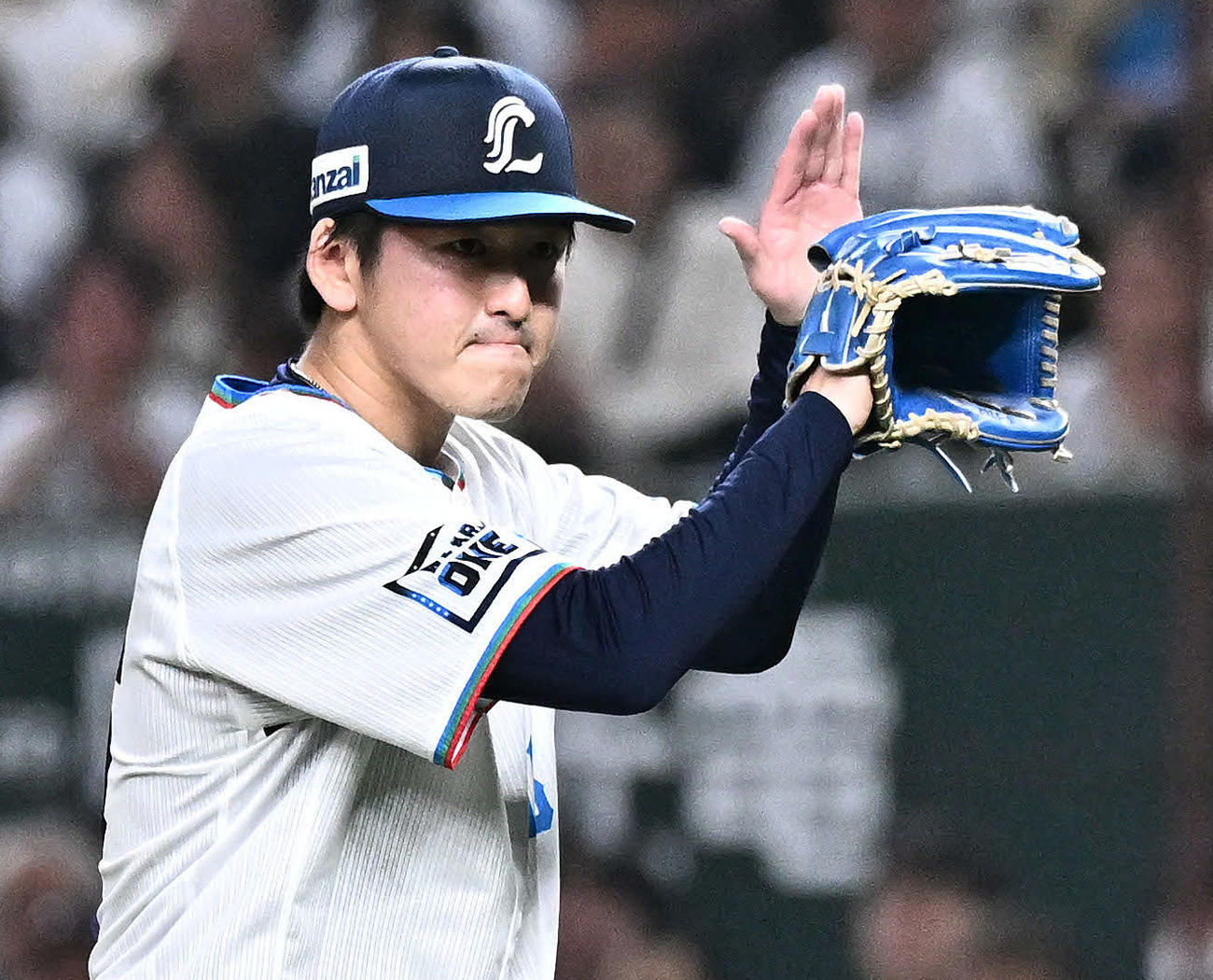 西武対ソフトバンク　1回表ソフトバンク2死、栗原を二ゴロに打ち取りグラブをたたく隅田（撮影・滝沢徹郎）