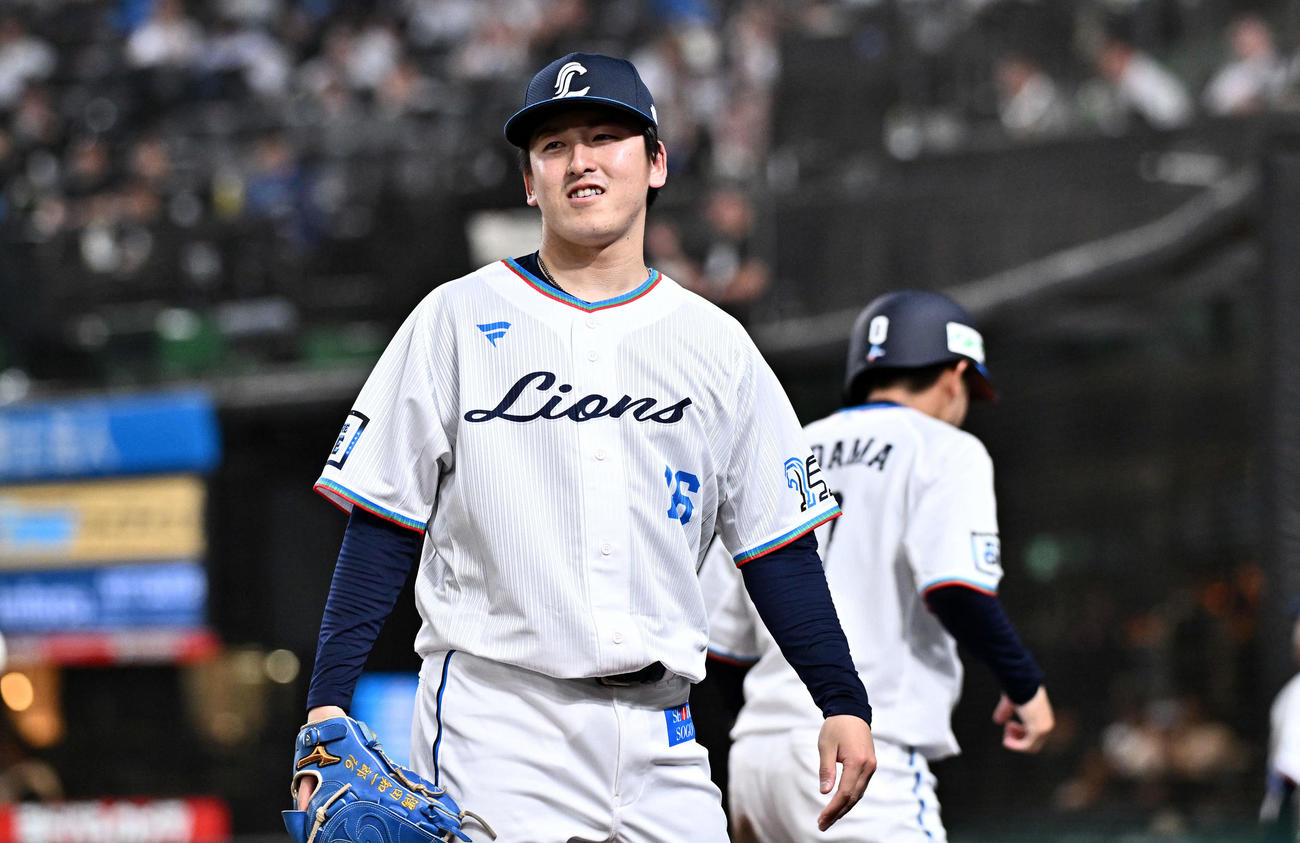 西武対ソフトバンク　3回裏西武2死一、二塁、セデーニョの適時打で先制し笑顔を見せる隅田（撮影・滝沢徹郎）
