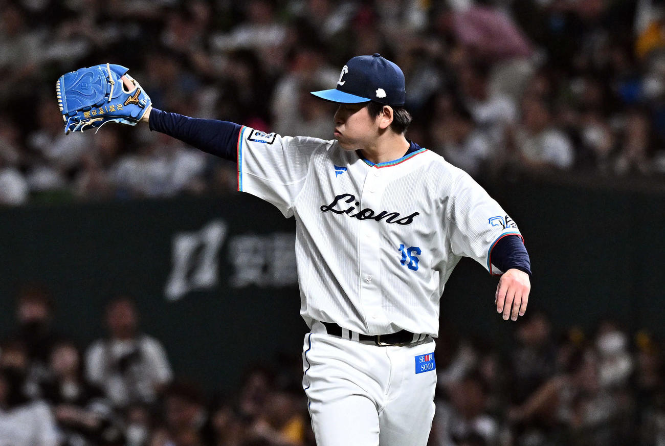 西武対ソフトバンク　1回表ソフトバンク2死、栗原陵矢を二ゴロに打ち取り引き締まった表情で引き揚げる隅田（撮影・滝沢徹郎）