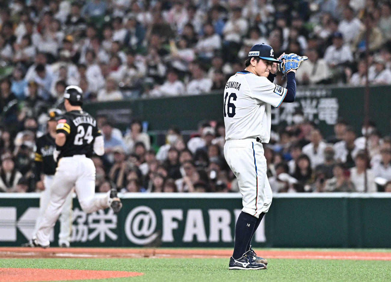 西武対ソフトバンク　1回表ソフトバンク2死、栗原（後方）を二ゴロに打ち取りグラブをたたく隅田（撮影・滝沢徹郎）