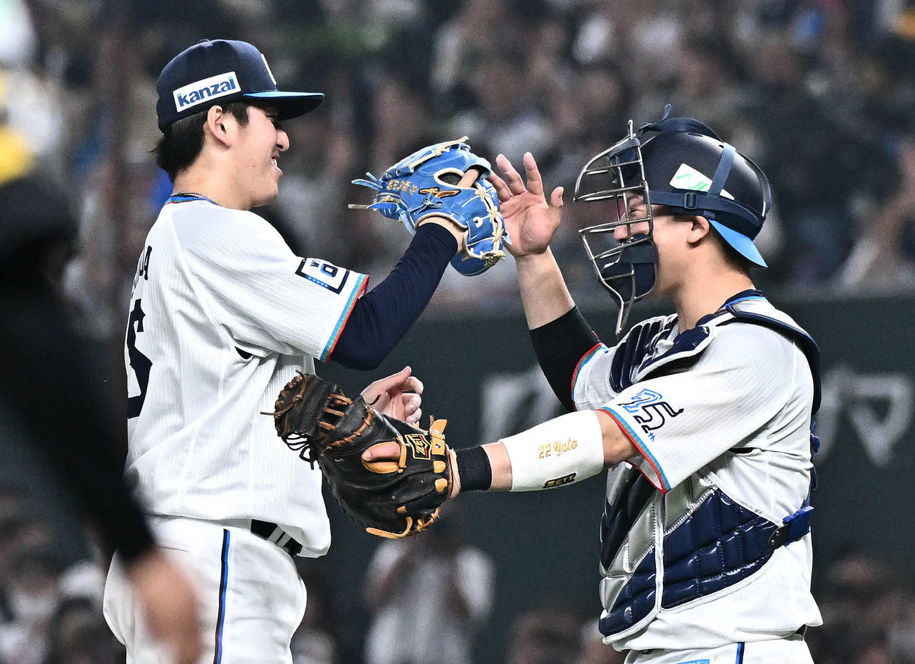 西武対ソフトバンク　完封勝ちし喜ぶ西武隅田（左）と古賀悠（撮影・滝沢徹郎）
