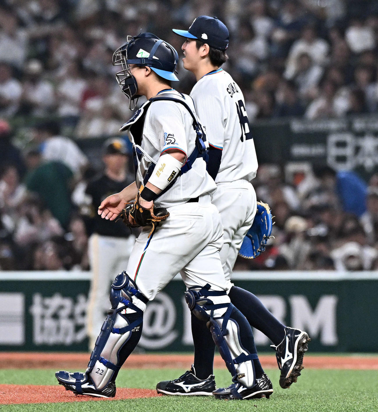 西武対ソフトバンク　完封勝ちし喜ぶ西武隅田（右）と古賀悠（撮影・滝沢徹郎）