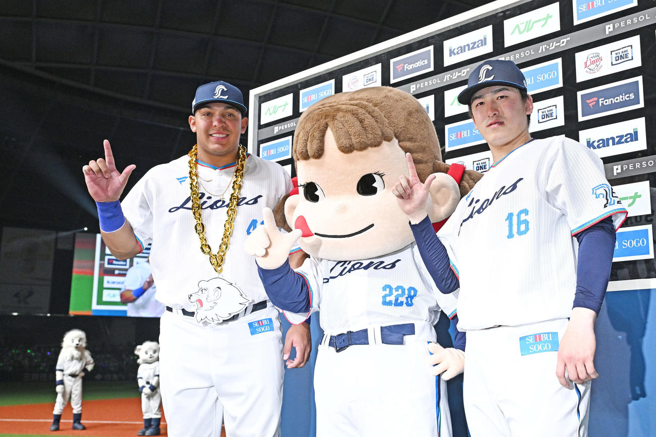 西武対ソフトバンク　ヒーローインタビューを終えペコちゃんとポーズを決める西武隅田（右）とセデーニョ（撮影・滝沢徹郎）