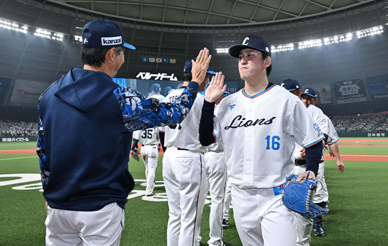西武対ソフトバンク　完封勝利した西武隅田（右手前）は西口監督とタッチをかわす（撮影・滝沢徹郎）