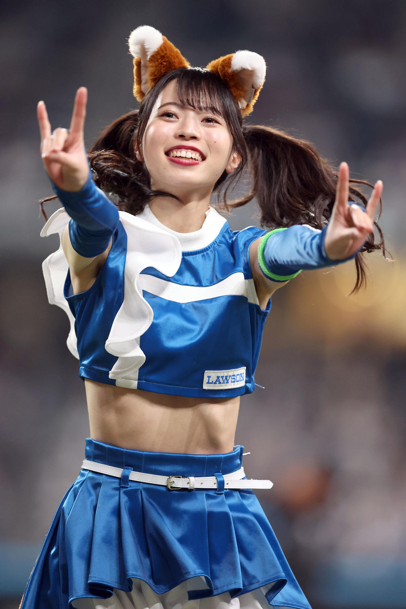 「きつねダンス」を踊るファイターズガール時代の塩澤美咲（2023年撮影）