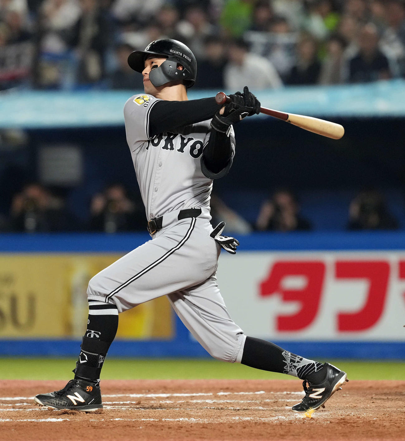 ヤクルト対巨人　7回表巨人2死一、二塁、左越えに2点適時二塁打を放つ若林（撮影・たえ見朱実）