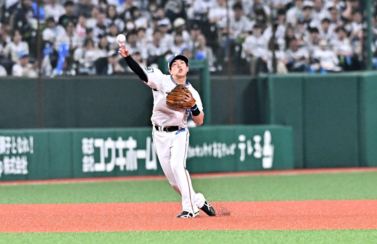 西武対ソフトバンク　7回表ソフトバンク1死、中村晃の打球を処理する遊撃手滝沢（撮影・滝沢徹郎）