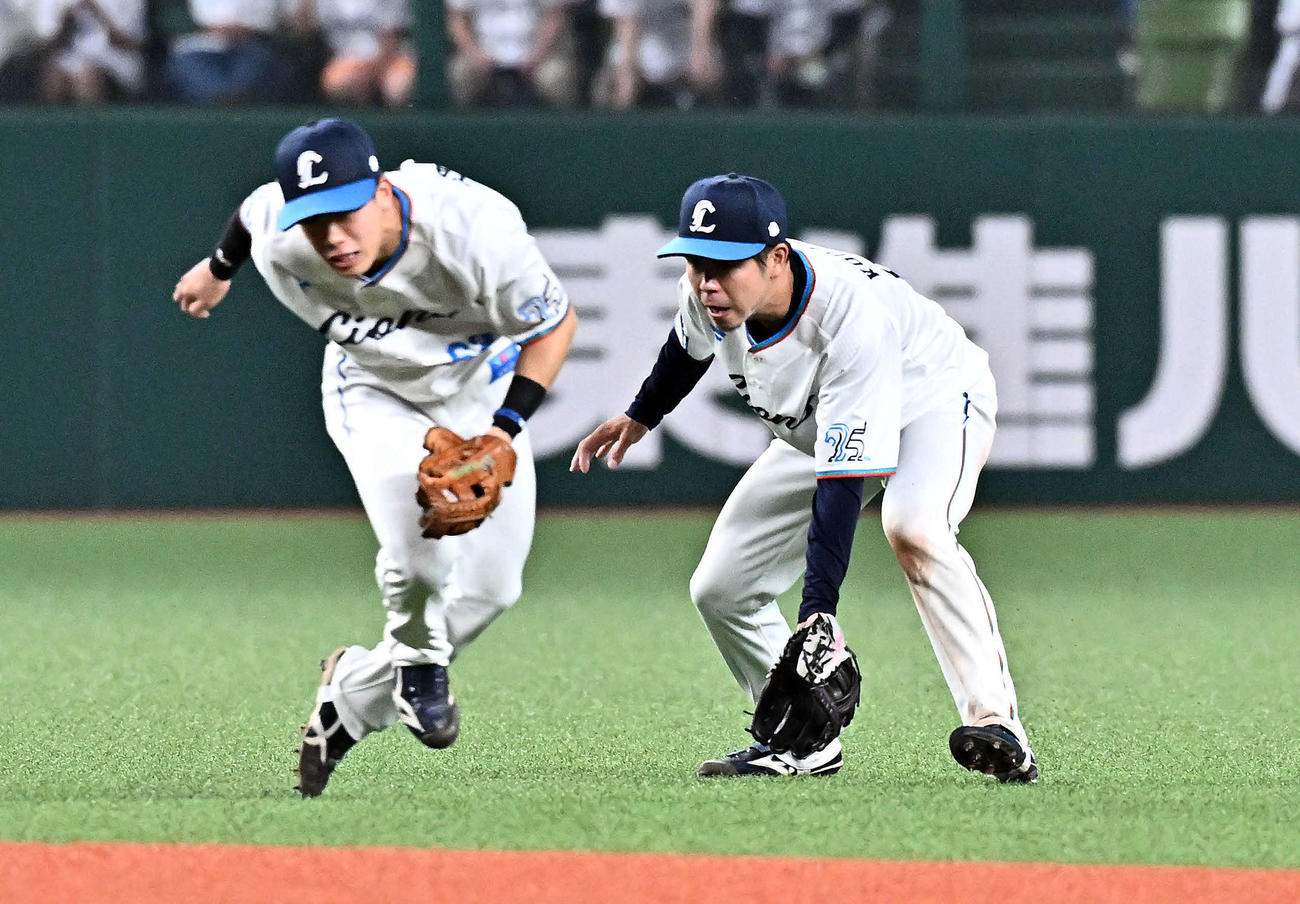 西武対ソフトバンク　7回表ソフトバンク無死、山川の打球を処理する遊撃手滝沢（左）と二塁手児玉（撮影・滝沢徹郎）
