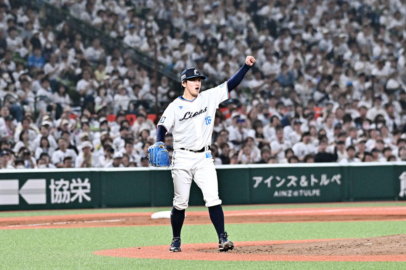 西武対ソフトバンク　8回表ソフトバンク2死、佐藤直の遊ゴロを滝沢が華麗にさばきガッツポーズする隅田（撮影・滝沢徹郎）