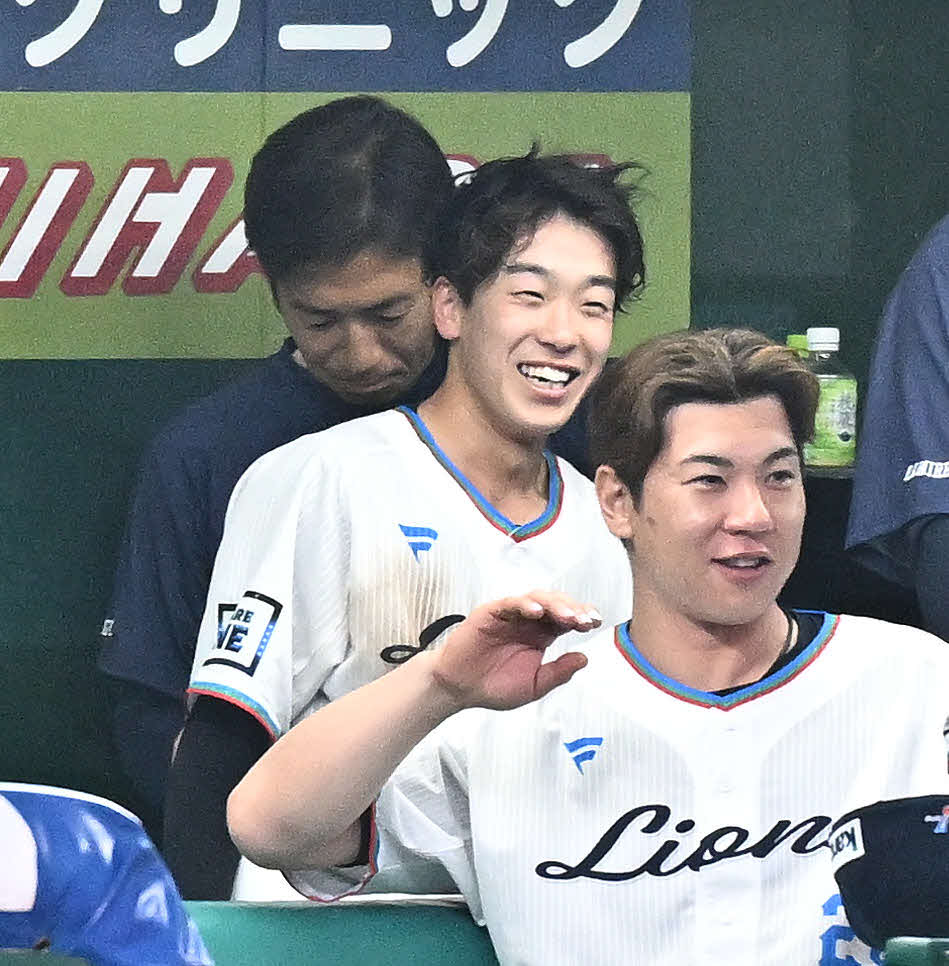 西武対ソフトバンク　8回表に好守を見せた遊撃手滝沢（中央）はベンチに戻り笑顔を見せる（撮影・滝沢徹郎）