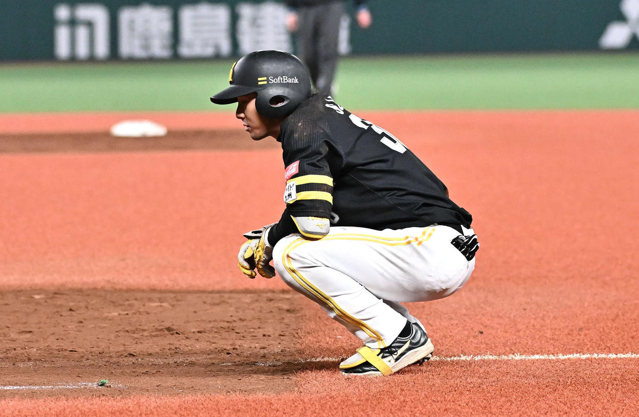 西武対ソフトバンク　8回表ソフトバンク2死、遊撃手滝沢の好守でアウトとなり肩を落とす佐藤直（撮影・滝沢徹郎）