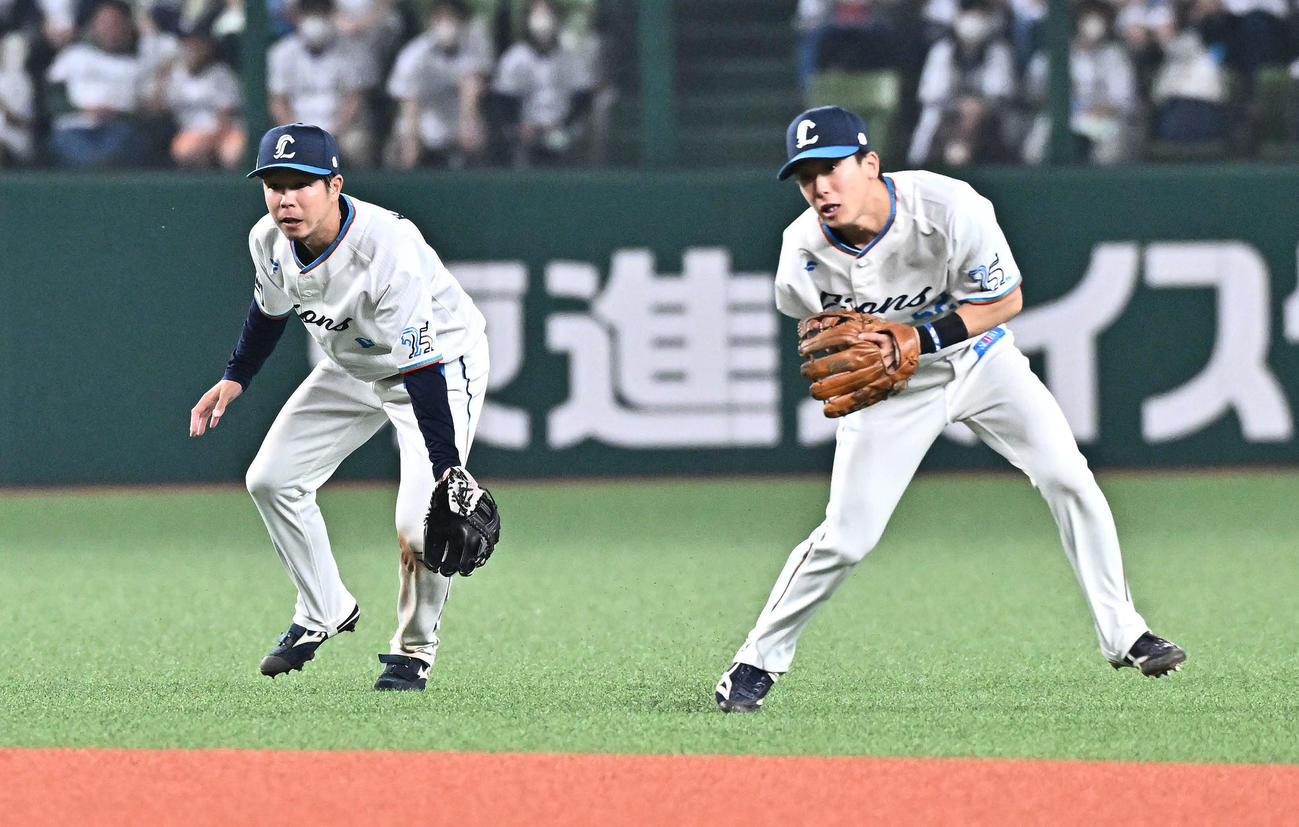 西武対ソフトバンク　7回表ソフトバンク無死、山川の打球を処理する遊撃手滝沢（右）と二塁手児玉（撮影・滝沢徹郎）