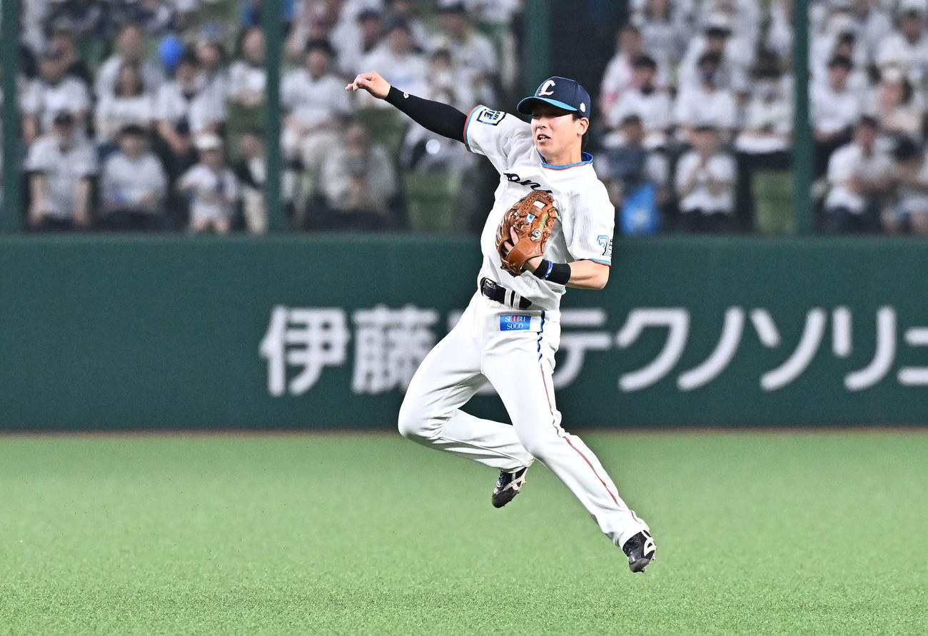 西武対ソフトバンク　7回表ソフトバンク無死、山川の打球を処理する遊撃手滝沢（撮影・滝沢徹郎）