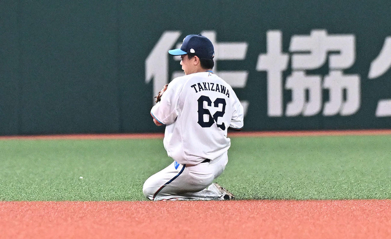 西武対ソフトバンク　8回表ソフトバンク2死、佐藤直の打球を処理する遊撃手滝沢（撮影・滝沢徹郎）