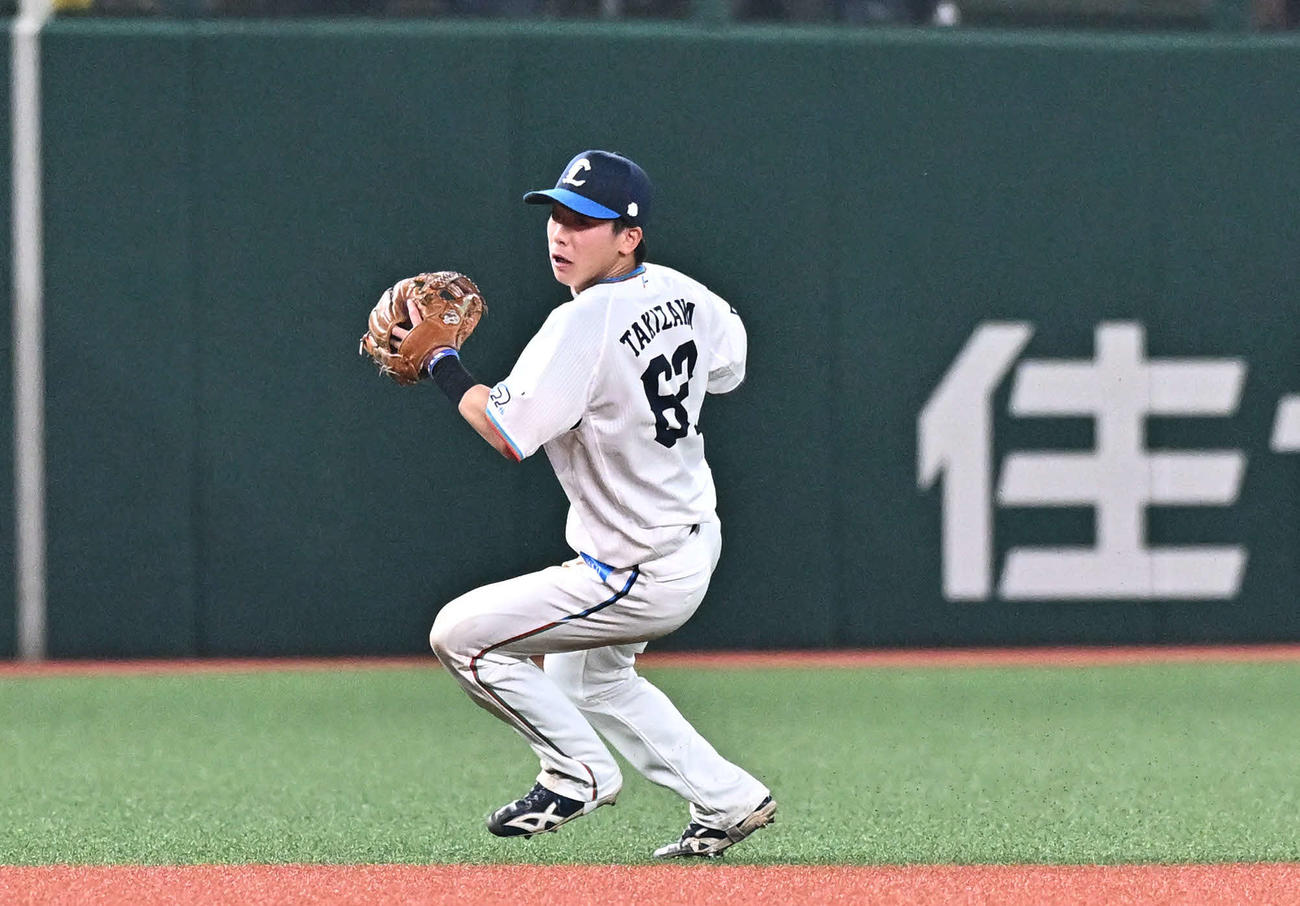 西武対ソフトバンク　8回表ソフトバンク2死、佐藤直の打球を処理する遊撃手滝沢（撮影・滝沢徹郎）
