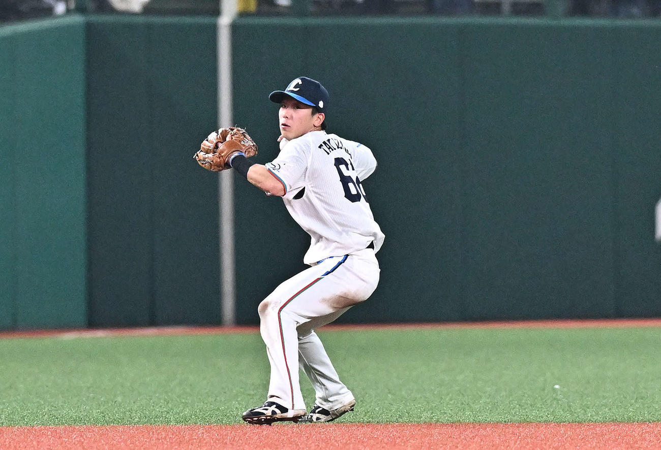 西武対ソフトバンク　8回表ソフトバンク2死、佐藤直の打球を処理する遊撃手滝沢（撮影・滝沢徹郎）