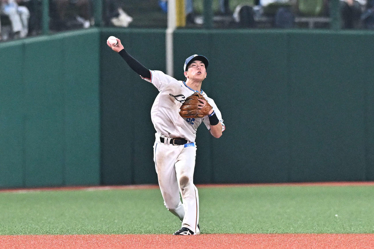 西武対ソフトバンク　8回表ソフトバンク2死、佐藤直の打球を処理する遊撃手滝沢（撮影・滝沢徹郎）