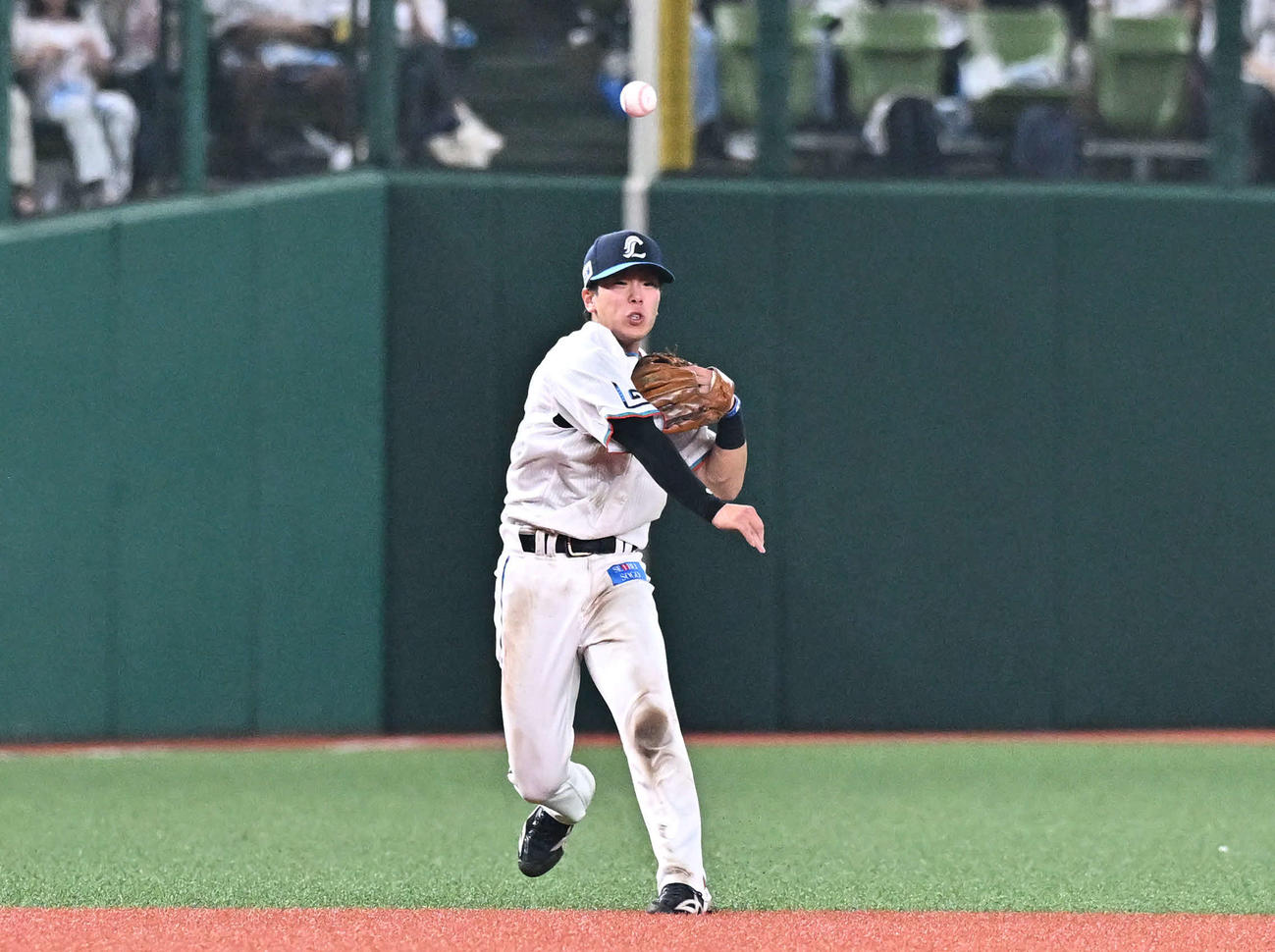 西武対ソフトバンク　8回表ソフトバンク2死、佐藤直の打球を処理する遊撃手滝沢（撮影・滝沢徹郎）