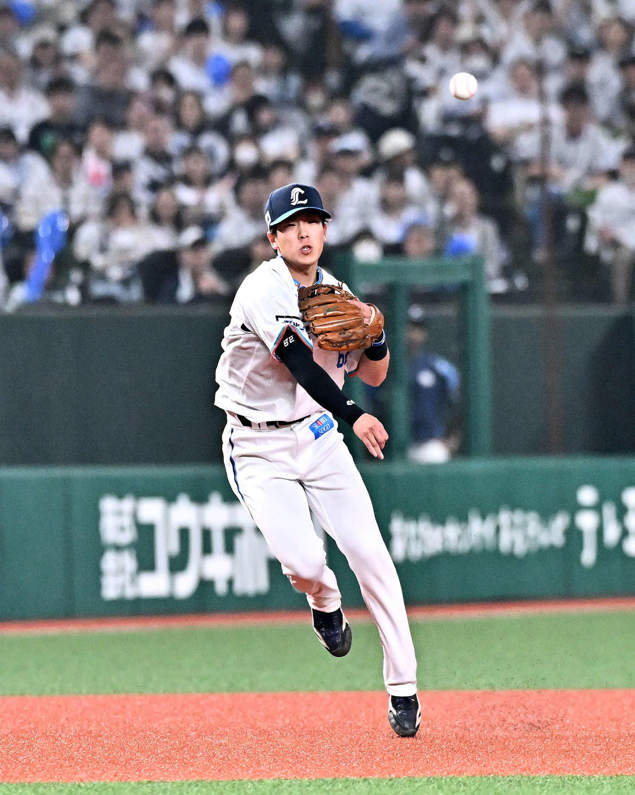 西武対ソフトバンク　7回表ソフトバンク1死、中村晃の打球を処理する遊撃手滝沢（撮影・滝沢徹郎）