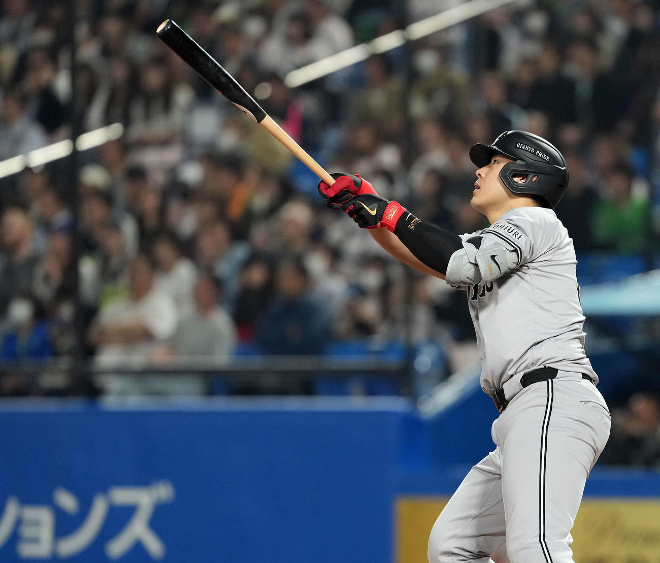 ヤクルト対巨人　6回表巨人2死一塁、左中間に2点本塁打を放った岡本（撮影・たえ見朱実）