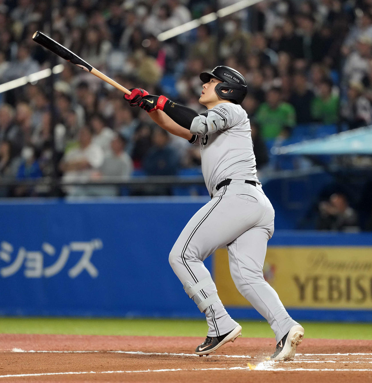 ヤクルト対巨人　6回表巨人2死一塁、左中間に2点本塁打を放った岡本（撮影・たえ見朱実）