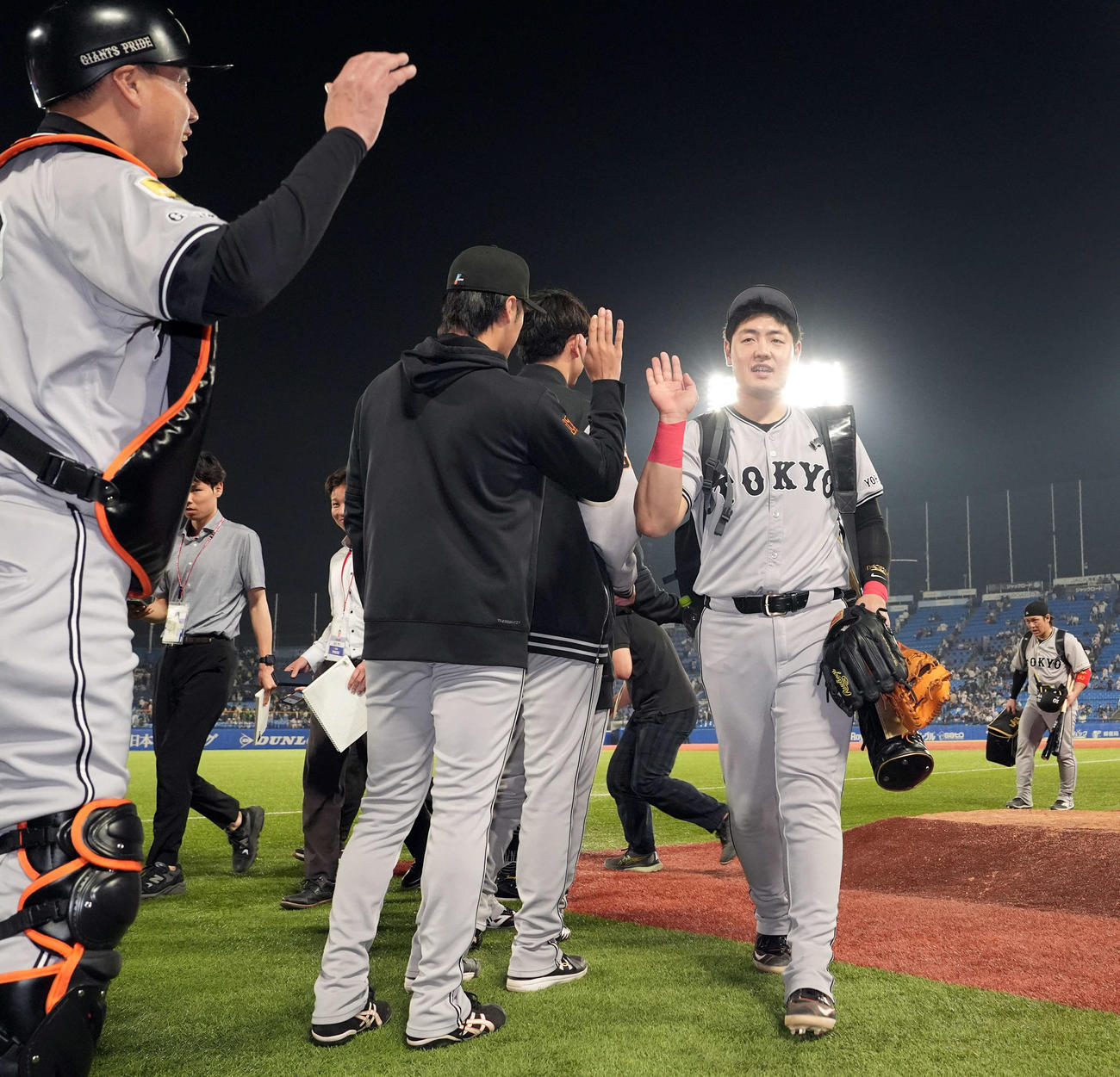 ヤクルト対巨人　ヤクルトに勝利し笑顔で関係者とハイタッチする巨人岡本（撮影・たえ見朱実）