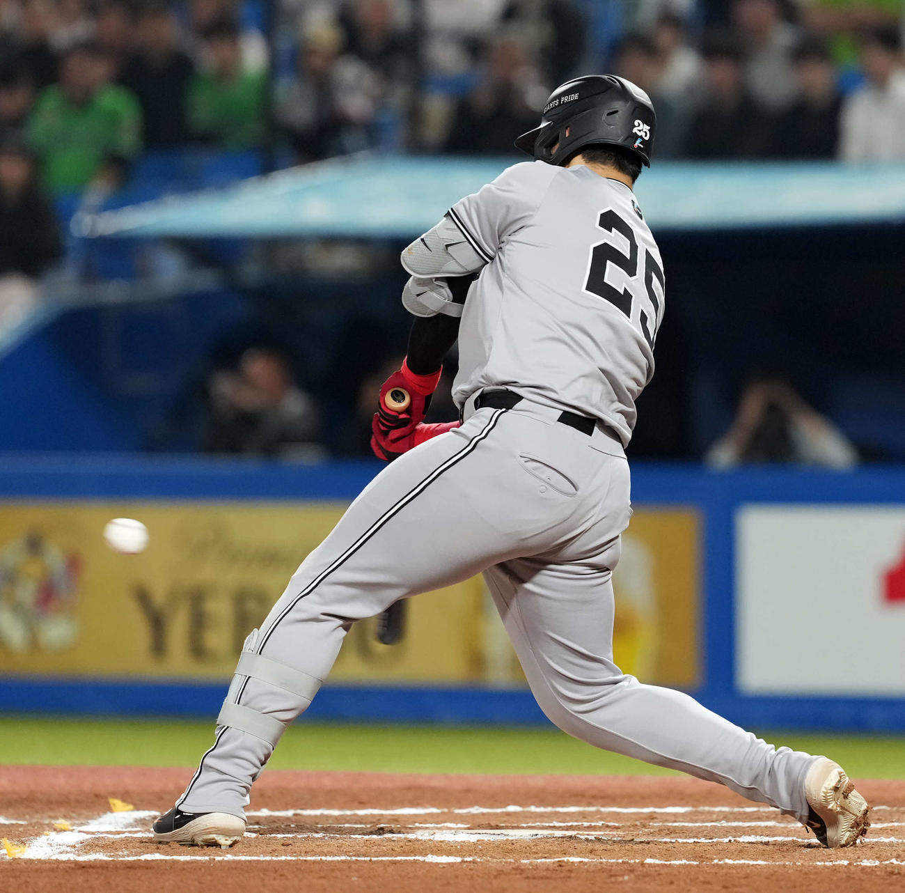 ヤクルト対巨人　6回表巨人2死一塁、左中間に2点本塁打を放つ岡本（撮影・たえ見朱実）