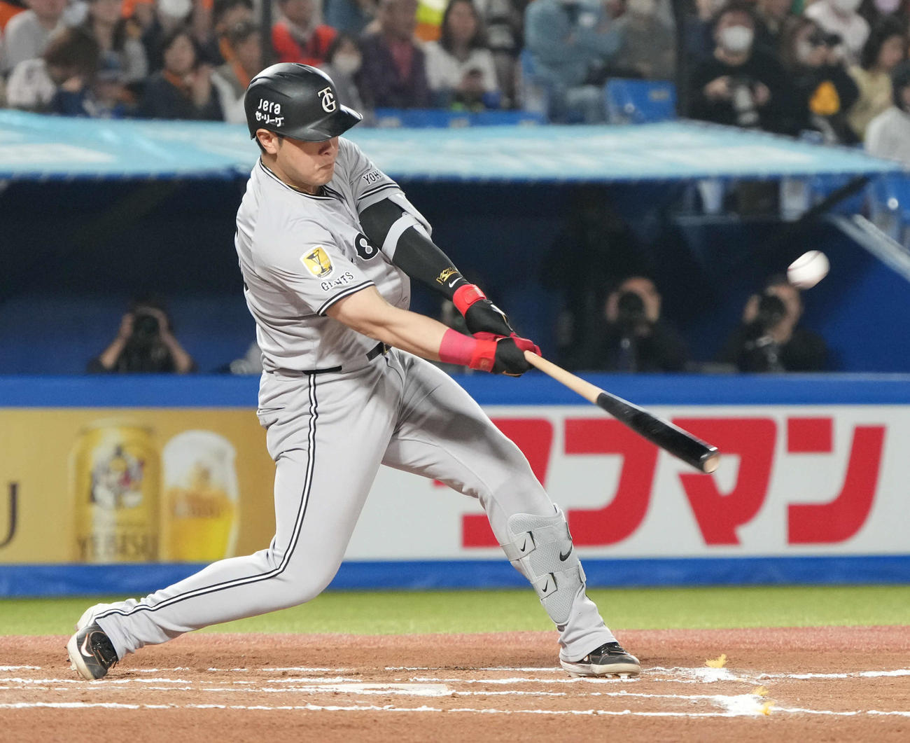 ヤクルト対巨人　6回表巨人2死一塁、岡本は中越えに2点本塁打を放つ（撮影・小沢裕）