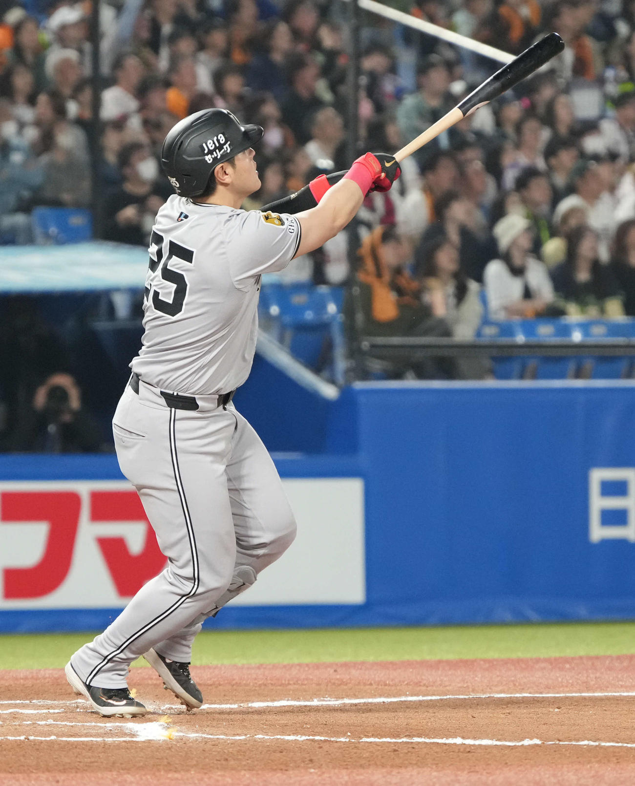 ヤクルト対巨人　6回表巨人2死一塁、岡本は中越えに2点本塁打を放つ（撮影・小沢裕）