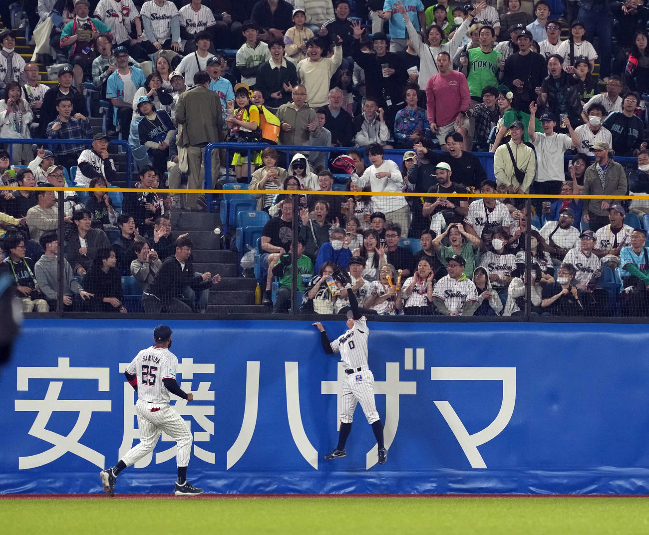 ヤクルト対巨人　6回表巨人2死一塁、岡本の打球にジャンプする中堅手並木だが、スタンドに吸い込まれ2点本塁打となる（撮影・たえ見朱実）